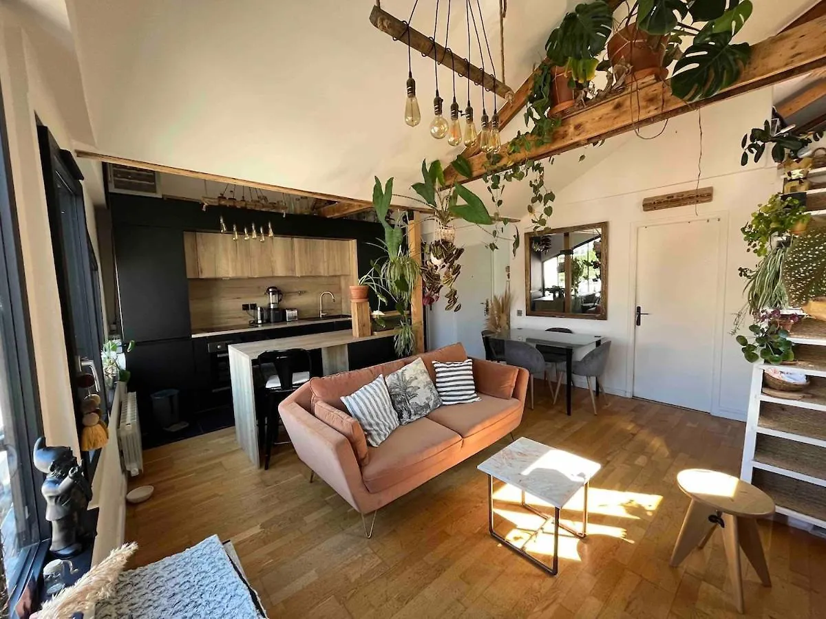 Cozy Apartment In A Quiet Alley Paris